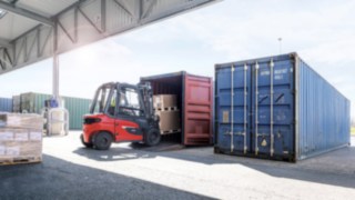 Kontejnerová verze vozíku X20 – X35 je ideální pro nakládání a vykládání kontejnerů Kontejnerová verze vysokozdvižného vozíku X20 – X35 od společnosti Linde