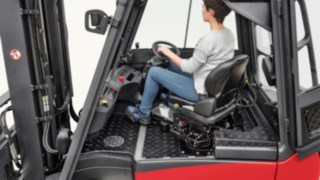 Pracoviště řidiče vysokozdvižného vozíku Linde Pracoviště řidiče vysokozdvižného vozíku Linde