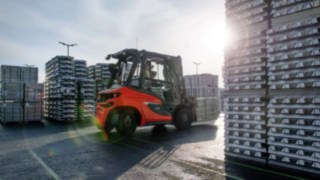 Dieselový vysokozdvižný vozík Linde převáží zboží v areálu závodu dodavatele automobilů.