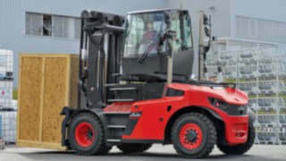 Těžkotonážní vysokozdvižné vozíky s otočnou kabinou usnadňují jízdu dozadu s těžkými náklady a zvyšují tak produktivitu. Těžkotonážní vysokozdvižné vozíky s otočnou kabinou usnadňují jízdu dozadu s těžkými náklady a zvyšují tak produktivitu.