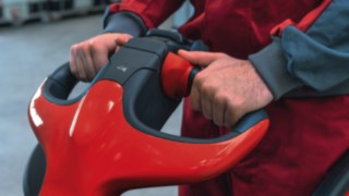 Vysokozdvižný ručně vedený vozík od společnosti Linde Material Handling při manévrování