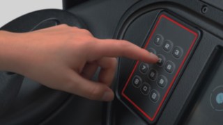 Aktivace vozíku probíhá zadáním PIN kódu na klávesnici, aby se zabránilo neoprávněnému použití. Detailní záběr klávesnice pro zadávání PIN kódu, jehož pomocí řidič aktivuje vozík.