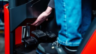 Vysokozdvižný vozík s výsuvným sloupem od společnosti Linde Material Handling s výškově nastavitelnou pedálovou deskou