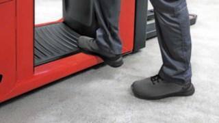 Vychystávací zařízení s pneumaticky odpruženou plošinou řidiče