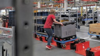 Obsluha nakládá přívěs tažné soupravy s vozíkem poloviční velikosti