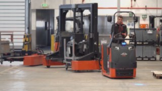 Zásobování montážní linky pomocí tažné soupravy od společnosti Linde Material Handling