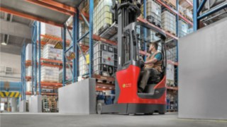 Ve skladu je v provozu vysokozdvižný vozík s výsuvným sloupem a ochranou proti výbuchu od společnosti Linde Material Handling.