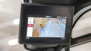 Displej Linde Reverse Assist Camera od společnosti Linde Material Handling zobrazuje okolí za vozíkem.
