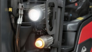 Dvě světla v přední části elektrického vysokozdvižného vozíku s ochranou proti výbuchu E14 od společnosti Linde Material Handling
