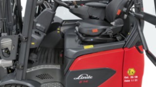 Vnitřní pohled na elektrický vysokozdvižný vozík s ochranou proti výbuchu od společnosti Linde Material Handling
