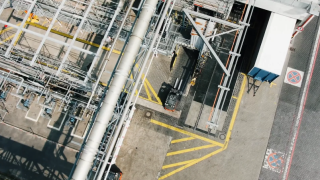 Pohled shora na areál závodu a vysokozdvižný vozík s ochranou proti výbuchu od společnosti Linde Material Handling