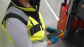 Zaměstnankyně pomocí dálkového ovladače ovládá vysokozdvižný vozík L03 EX od společnosti Linde Material Handling s ochranou proti výbuchu.