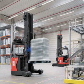 Několik vozíků R-MATIC od společnosti Linde Material Handling přepravuje zboží ve skladu.