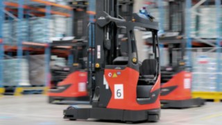 Automatizovaný retrak R-MATIC od společnosti Linde Material Handling ve skladu