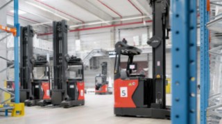 Automatizovaný retrak R-MATIC od společnosti Linde Material Handling ve skladu