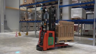 Automatizovaný vysokozdvižný vozík L-MATIC HD od společnosti Linde Material Handling při použití ve skladu