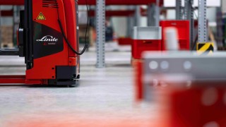 Ve skladu stojí L-MATIC AC od společnosti Linde Material Handling.