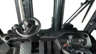 Pohled z kabiny řidiče ven. 