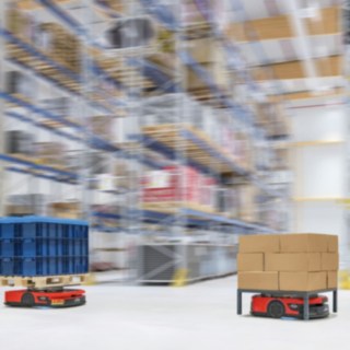 Dva vozíky C-MATIC od společnosti Linde Material Handling projíždějí skladem