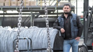 Řidič vysokozdvižného vozíku Özkan Erdogan před vozíkem E30 od Linde Material Handling