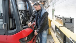 Elektrický vysokozdvižný vozík E30 od společnosti Linde u nabíjecí stanice