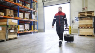 Technik společnosti Linde Material Handling prochází skladem