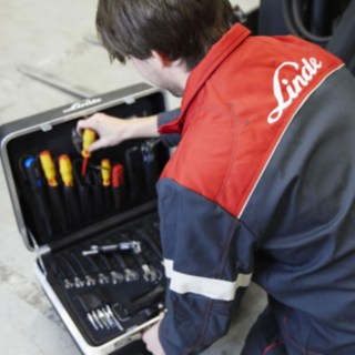 Servisní technik společnosti Linde Material Handling s kufříkem Servisní technik společnosti Linde Material Handling s kufříkem