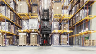 Systémový vysokozdvižný a vychystávací vozík typu K od společnosti Linde Material Handling se skladovou navigací Linde Systémový vysokozdvižný a vychystávací vozík typu K od společnosti Linde Material Handling je vybaven skladovou navigací Linde, díky které se ve vysokoregálovém skladu pohybuje s dokonalou přesností