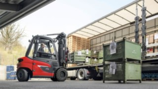 Elektrický vysokozdvižný vozík Linde X35 při vykládce nákladního automobil