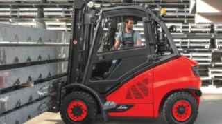 Vysokozdvižný vozík Linde se spalovacím motorem při práci Vysokozdvižný vozík Linde se spalovacím motorem při práci