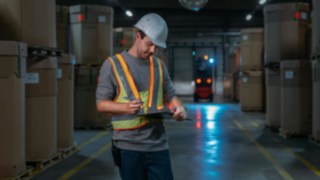 Vyšší bezpečnost ve skladu díky interaktivní výstražné vestě od společnosti Linde Material Handling Vyšší bezpečnost ve skladu zajišťuje interaktivní výstražná vesta od společnosti Linde Material Handling.