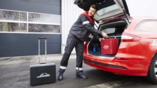 Smlouva o kompletním servisu od společnosti Linde Material Handling je zárukou dostupnosti vozíku. Servisní technik Linde přijel provést opravu k zákazníkovi