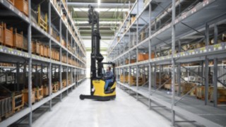 Individuální barevné provedení použitých vozíků od společnosti Linde Material Handling Vysokozdvižný vozík retrak Linde v provedení se žlutým lakem