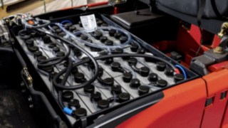 Nová trakční baterie v repasovaném použitém vozíku zajišťuje vyšší energetickou účinnost Trakční baterie pro elektrický vozík od společnosti Linde Material Handling