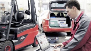 Pravidelná údržba minimalizuje neočekávané opravy použitého vozíku. Údržba vozíku Linde prováděná servisním technikem
