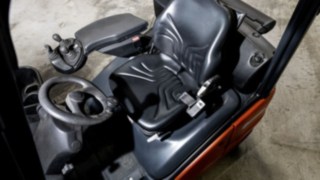 Plně renovované pracoviště vytváří optimální pracovní podmínky Renovované pracoviště řidiče po repasování použitého vozíku Linde