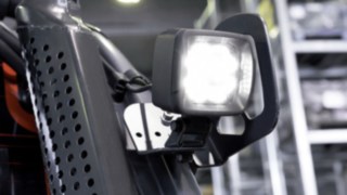 Vyšší bezpečnost díky LED pracovním světlometům u vozíků s protizávažím LED pracovní světlomet od společnosti Linde Material Handling