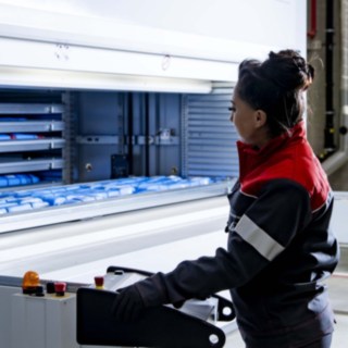 Servisní technik společnosti Linde Material Handling obsluhuje automatický sklad malých dílů.