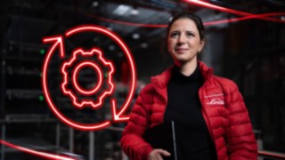 Zaměstnankyně společnosti Linde Material Handling ve skladu s červeným symbolem ozubeného kola v pozadí.