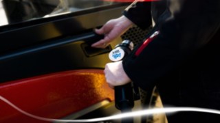 Vysokozdvižný vozík s palivovými články od společnosti Linde Material Handling při doplňování paliva.
