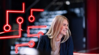 myLinde je softwarová platforma splňující veškeré požadavky na profesionální správu flotily vozíků. Žena hledící doprava mimo záběr