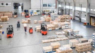 Systémové vozíky pro velmi úzké uličky VNA od společnosti Linde Material Handling jsou vzájemně propojené prostřednictvím systému pro správu vozového parku connect. Systémové vozíky pro velmi úzké uličky VNA od společnosti Linde Material Handling jsou vzájemně propojené a komunikují spolu prostřednictvím systému pro správu vozového parku connect.