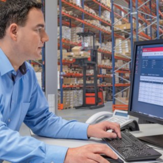 Správce vozového parku se softwarem connect: Správce vozového parku sleduje na obrazovce systém connect: Software pro správu vozového parku