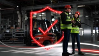 Bezpečnostní poradci společnosti Linde Material Handling při práci u zákazníka. Bezpečnostní poradci společnosti Linde Material Handling při práci u zákazníka.