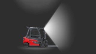 Vysokozdvižný vozík s protizávažím od společnosti Linde Material Handling vybavený řešením Linde VertiLight. Vysokozdvižný vozík s protizávažím od společnosti Linde Material Handling vybavený řešením Linde VertiLight.
