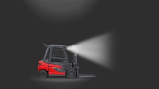 Vysokozdvižný vozík s protizávažím od společnosti Linde Material Handling vybavený pracovními LED světlomety Linde. Vysokozdvižný vozík s protizávažím od společnosti Linde Material Handling vybavený pracovními LED světlomety Linde.