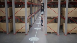 Animace zaměstnance v ochranné vestě ve skladu s úzkými uličkami a bezpečnostních zónách pro rozpoznávání osob