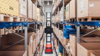 Vozík pro úzké uličky od společnosti Linde Material Handling v provozu.