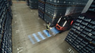 Asistenční systém Linde Reverse Assist Radar rozpozná chodce v prostoru za vysokozdvižným vozíkem. Asistenční systém Linde Reverse Assist Radar rozpozná chodce v prostoru za vysokozdvižným vozíkem.