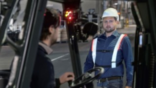 Díky vysokému komfortu při nošení je výstražný popruh pro chodce od společnosti Linde Material Handling příjemným průvodcem Výstražný popruh pro chodce od společnosti Linde Material Handling